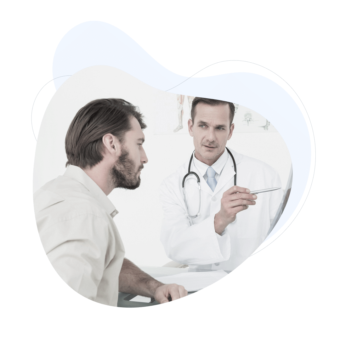 Médico explicando el diagnóstico de enfermedad de Peyronie al paciente